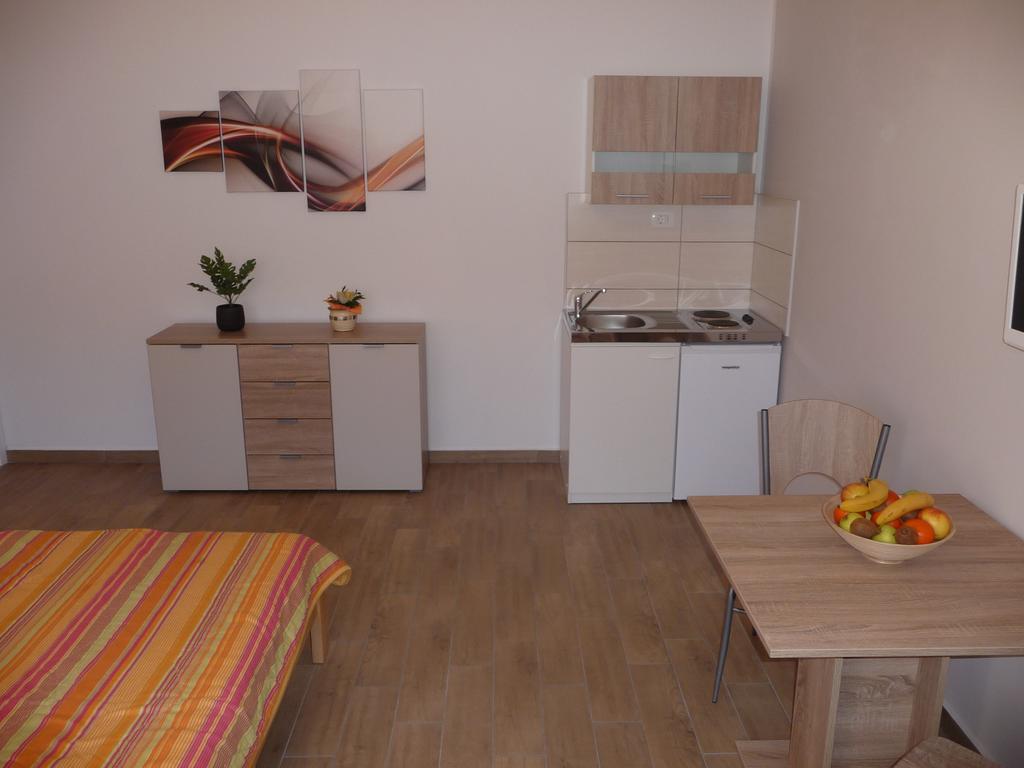 Apartments & Rooms Milka Umag Bagian luar foto