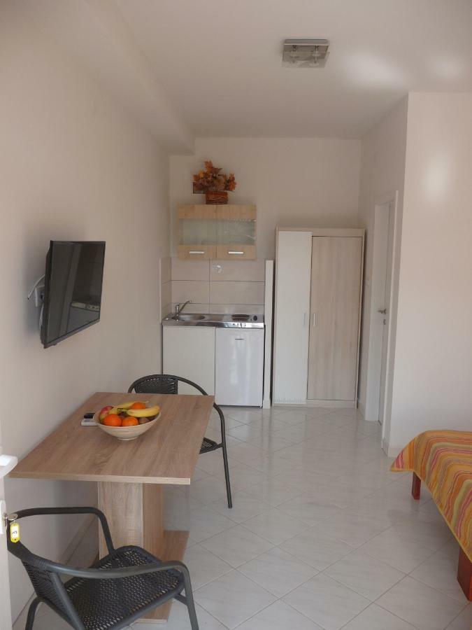 Apartments & Rooms Milka Umag Bagian luar foto
